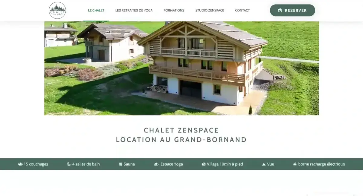 Accueil du Chalet ZenSpace : photo aérienne du chalet et bandeau des équipements.
